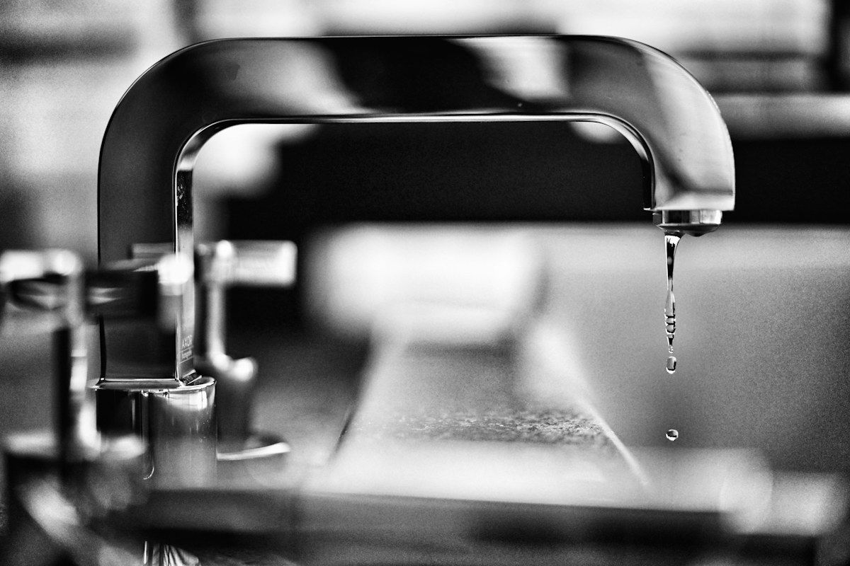Llave de agua goteando